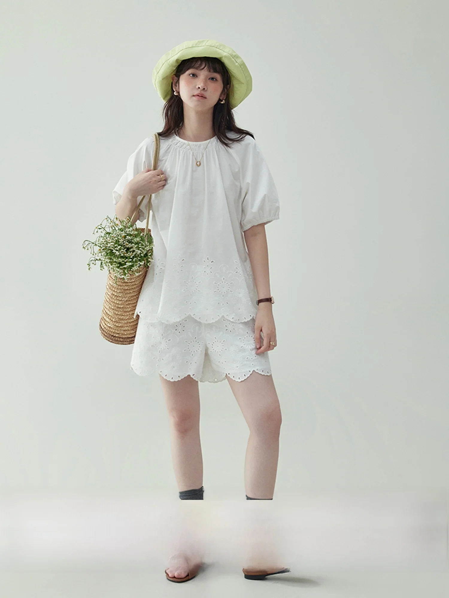 AMUU Original White Embroidered Bubble Sleeve Shirt Set Women's Summer New Style Lace Pure Cotton Top Breathable Comfortable
AMUU Original White Embroidered Bubble Sleeve Shirt Set Women's Summer New Style Lace Pure Cotton Top Breathable Comfortable