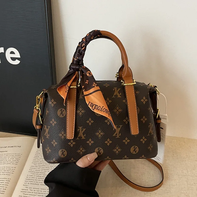 New Retro Printed Letters Handbag High-end Designer Women's Printed Versatile Shoulder Bag Ladies Urban Simple Style Boston Bag
New Retro Printed Letters Handbag High-end Designer Women's Printed Versatile Shoulder Bag Ladies Urban Simple Style Boston Bag