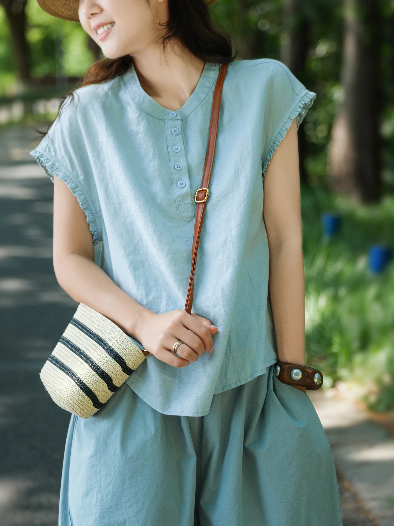Sweet Anti-Aging Linen Short Sleeve T-Shirt with Wooden Shoulder Bows by Little Ear Brand Casual Loose Fit Summer Wear
Sweet Anti-Aging Linen Short Sleeve T-Shirt with Wooden Shoulder Bows by Little Ear Brand Casual Loose Fit Summer Wear