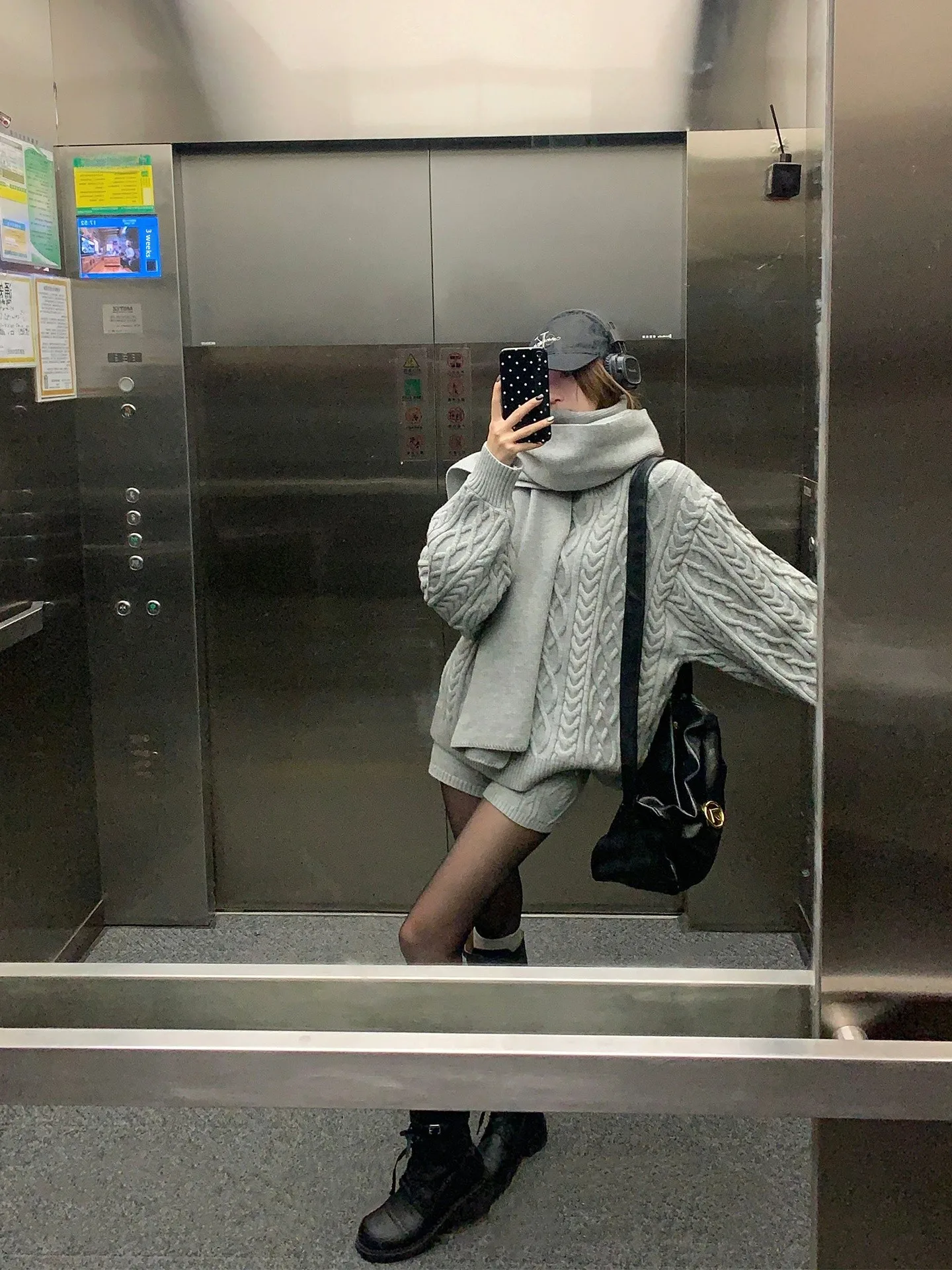 Warm Knitted Sweater Long Sleeve Three Piece Set Korean Style Soft Wind Coat Scarf Shorts Winter Fashion Women's Ensemble
Warm Knitted Sweater Long Sleeve Three Piece Set Korean Style Soft Wind Coat Scarf Shorts Winter Fashion Women's Ensemble