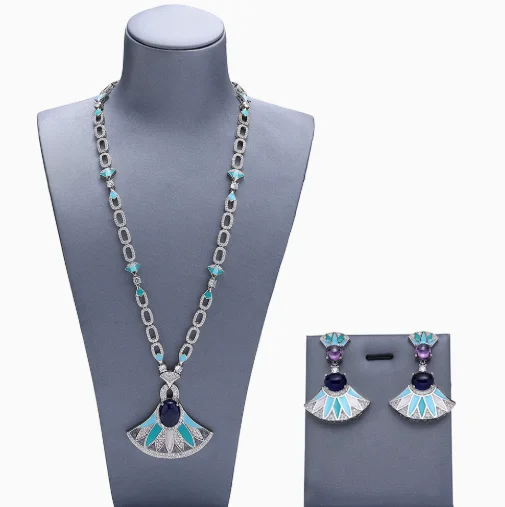 Хит продаж: длинное колье-веер, сапфировая эмаль, изысканный стиль, комплект для женского наряда.
Хит продаж: длинное колье-веер, сапфировая эмаль, изысканный стиль, комплект для женского наряда.