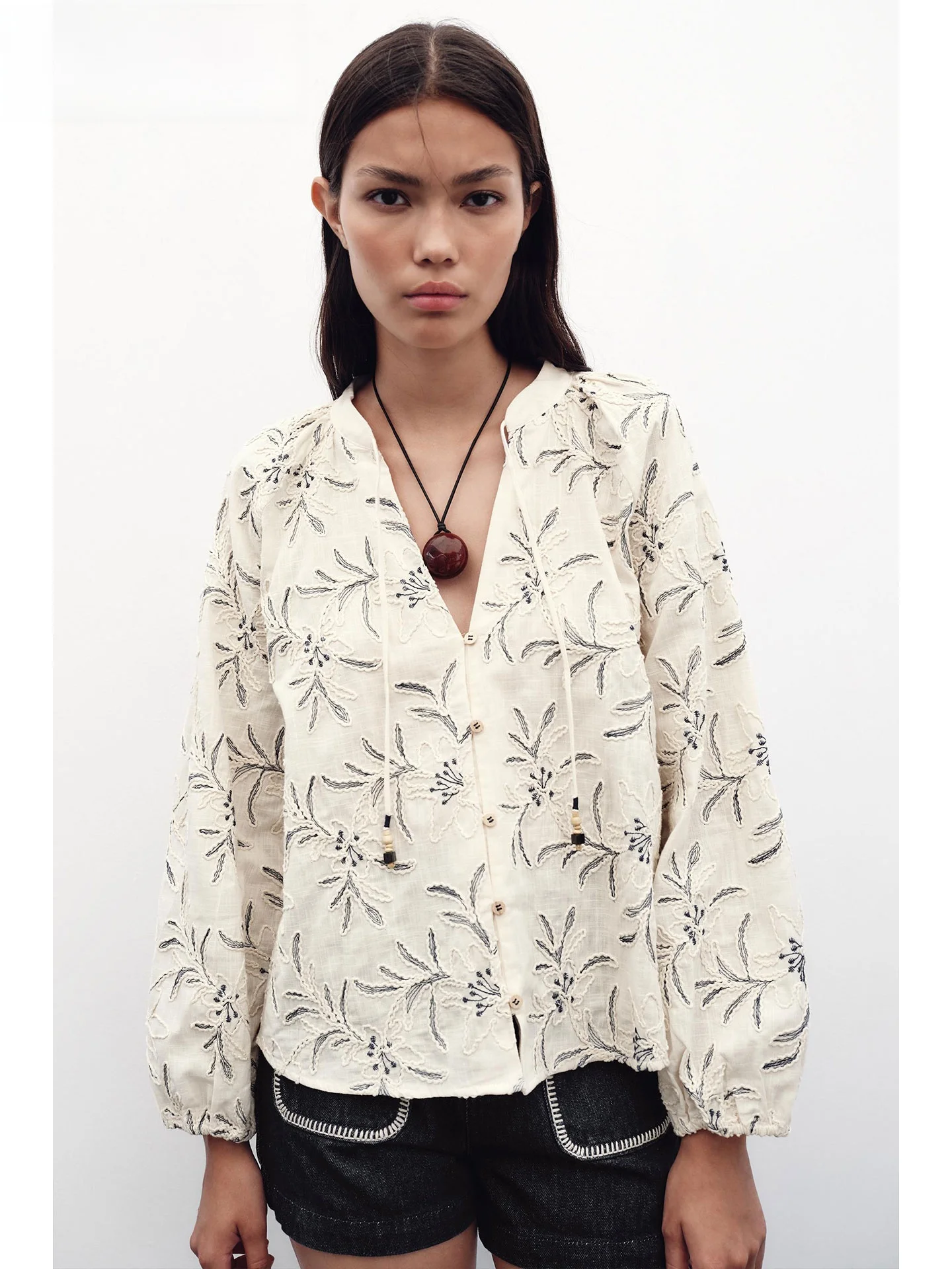 ZAPRHA 2022, осенний новый простой винтажный длинный топ с вышивкой и v-образным вырезом, женский свободный крой из тонкого материала
ZAPRHA 2022, осенний новый простой винтажный длинный топ с вышивкой и v-образным вырезом, женский свободный крой из тонкого материала