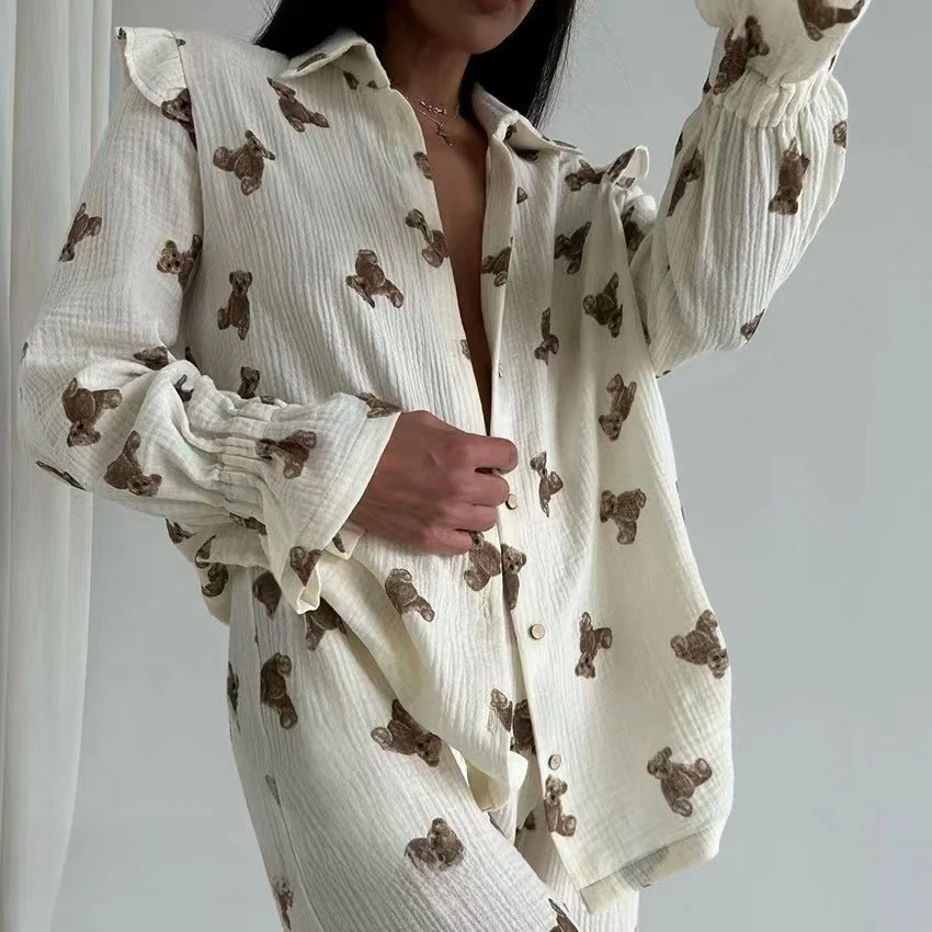 Удобный свободный домашний комплект одежды: топ с длинными рукавами и брюки с принтом, женская осенняя хлопковая одежда с маленьким воротником
Удобный свободный домашний комплект одежды: топ с длинными рукавами и брюки с принтом, женская осенняя хлопковая одежда с маленьким воротником