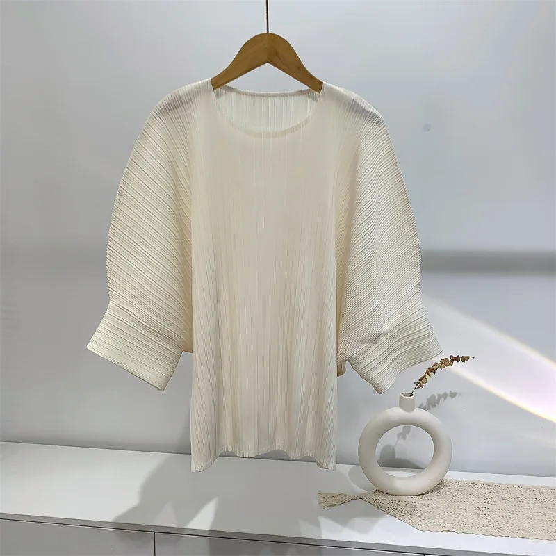 Miyake Pleated 2025 Summer New Round Neck Short-sleeved T-shirt Niche Design Top for Women Loose and Versatile
Miyake Pleated 2025 Summer New Round Neck Short-sleeved T-shirt Niche Design Top for Women Loose and Versatile