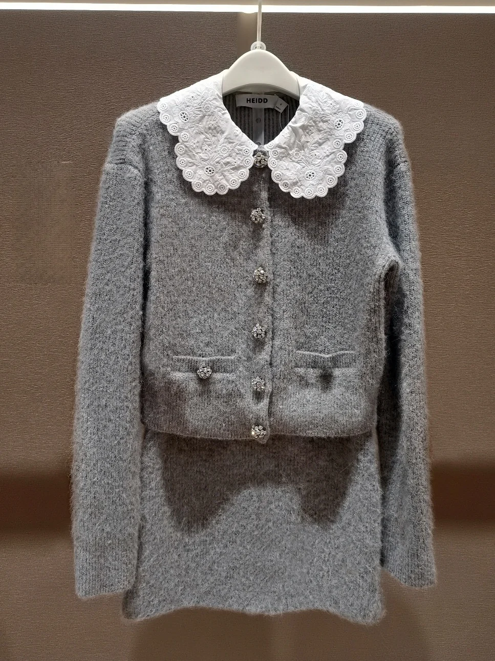 Gray Knitted Sweater And Half Skirt Set with Embroidered Doll Collar Early Spring Gray Series Elegant Style Women's Fashion Set
Gray Knitted Sweater And Half Skirt Set with Embroidered Doll Collar Early Spring Gray Series Elegant Style Women's Fashion Set