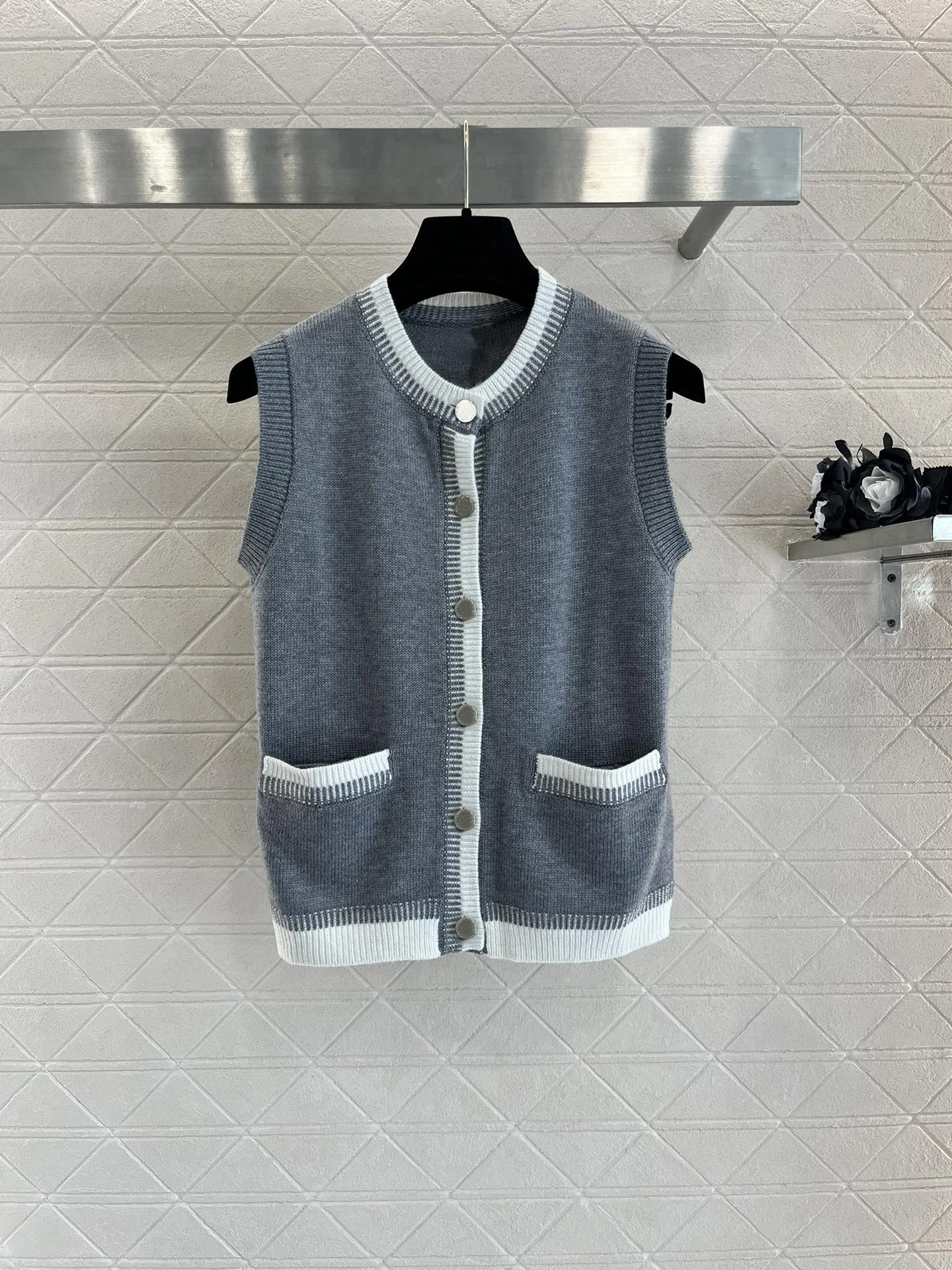 Vest Single-breasted design Fashionable temperament Slim and thin Soft and comfortable Casual and 2024 women's new hot
Vest Single-breasted design Fashionable temperament Slim and thin Soft and comfortable Casual and 2024 women's new hot