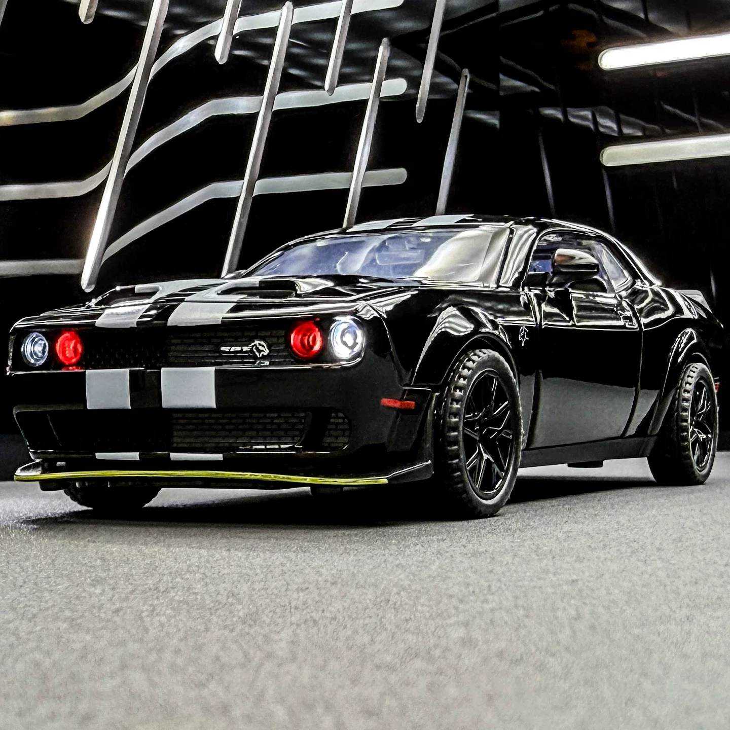 1:32 SRT Hellcat Sports Car Alloy Model Car Toy Diecasts Metal Casting Sound Light Car Toys For Children Vehicle Gift
1:32 SRT Hellcat Sports Car Alloy Model Car Toy Diecasts Metal Casting Sound Light Car Toys For Children Vehicle Gift