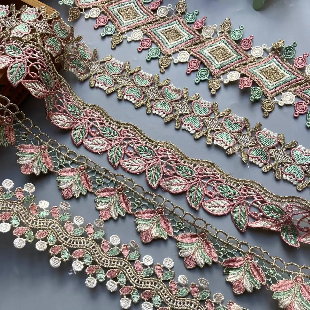 2 Yard Retro Gold Thread Ethnic Lace Trims Water Soluble Embroidery Garment Accessories Sequins Cheongsam Hand-Woven Ribbon New
2 Yard Retro Gold Thread Ethnic Lace Trims Water Soluble Embroidery Garment Accessories Sequins Cheongsam Hand-Woven Ribbon New