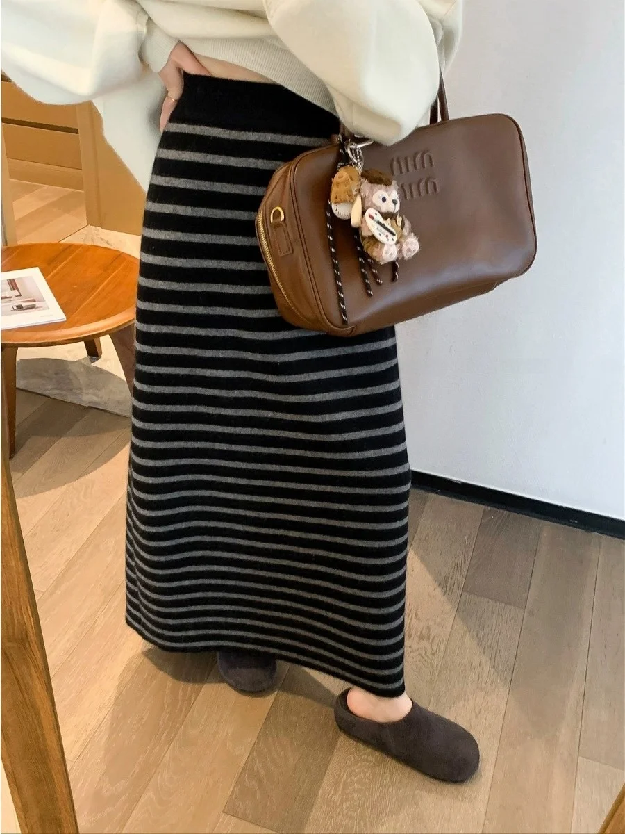 Retro Korean High Waist Straight Cut Half Skirt for Women Winter New Style Slimming Stripe Color Block Long Skirt
Retro Korean High Waist Straight Cut Half Skirt for Women Winter New Style Slimming Stripe Color Block Long Skirt