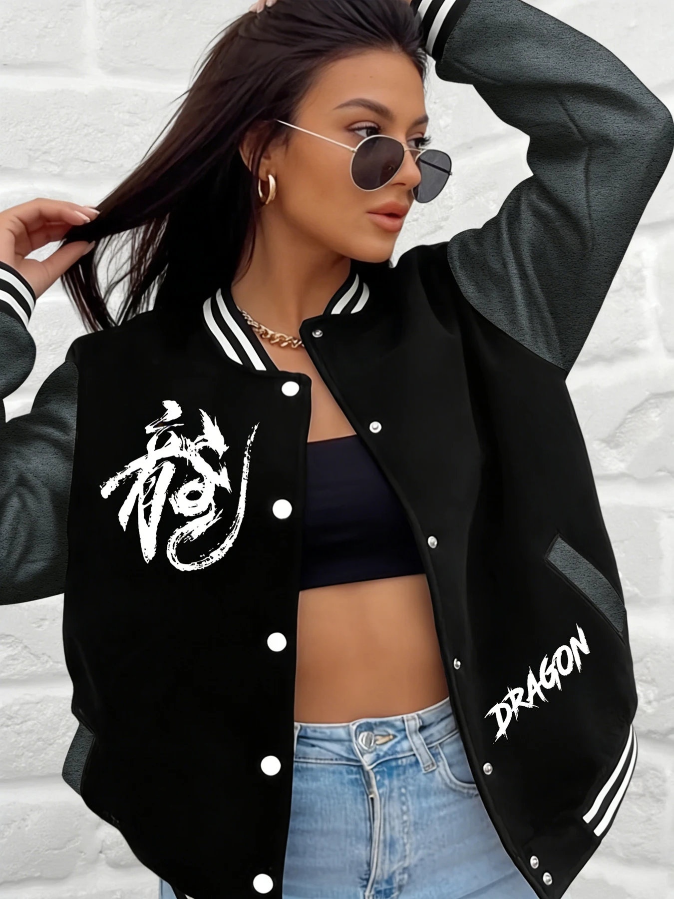 Женская бейсбольная куртка с принтом каллиграфии дракона и английским текстом, университетское пальто, свободная верхняя одежда, повседневная уличная модная одежда
Женская бейсбольная куртка с принтом каллиграфии дракона и английским текстом, университетское пальто, свободная верхняя одежда, повседневная уличная модная одежда