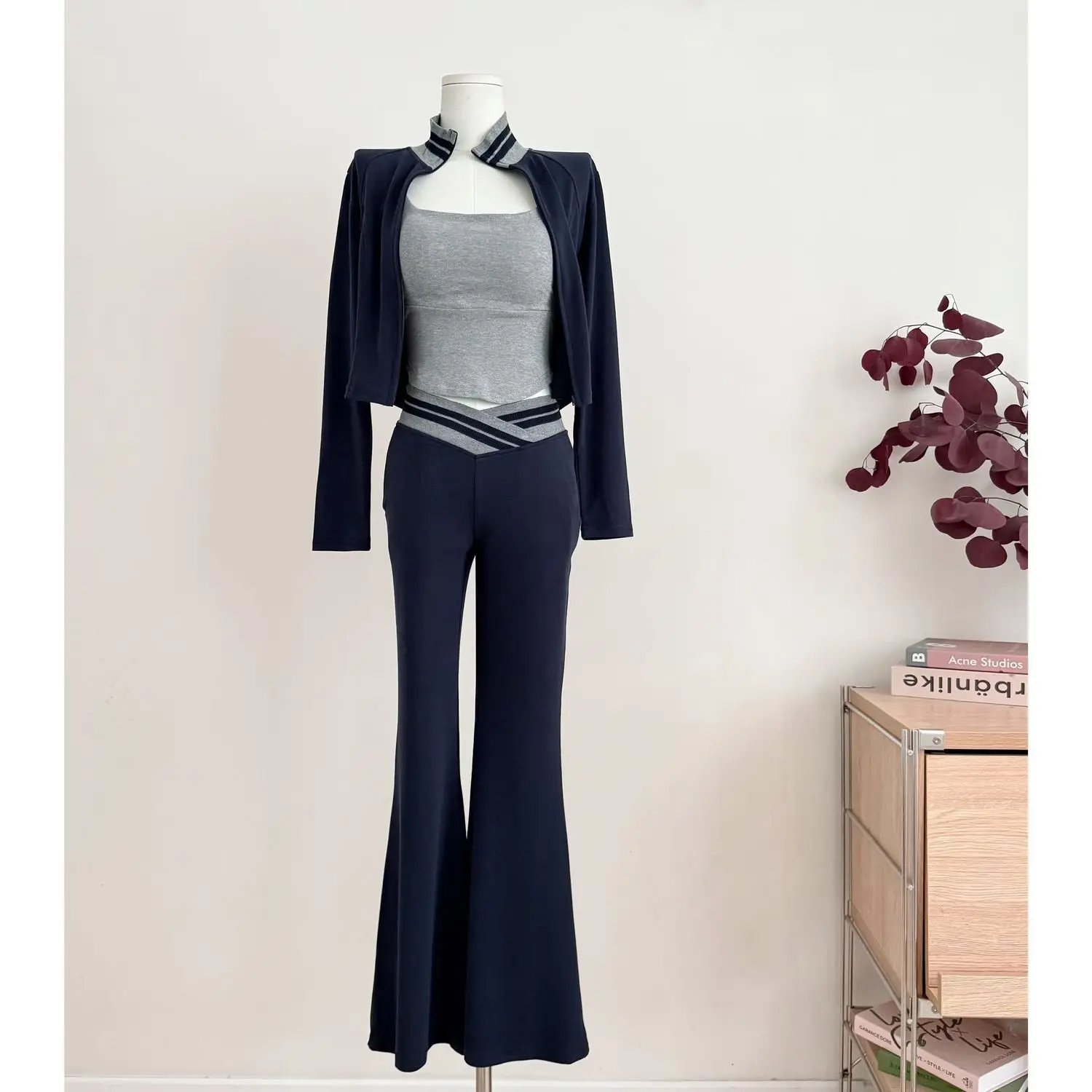 Hot Girl Casual Suit Women's Summer Long-sleeved Jacket Camisole High Waist Trousers Three-piece Set Fashion Female Clothes
Hot Girl Casual Suit Women's Summer Long-sleeved Jacket Camisole High Waist Trousers Three-piece Set Fashion Female Clothes