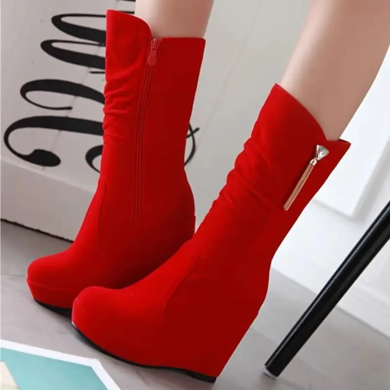 Черные, красные женские ботинки до середины икры на танкетке, модные осенне-зимние короткие ботинки из флока, туфли на платформе, на высоком каблуке, вечерние танцевальные туфли
Черные, красные женские ботинки до середины икры на танкетке, модные осенне-зимние короткие ботинки из флока, туфли на платформе, на высоком каблуке, вечерние танцевальные туфли