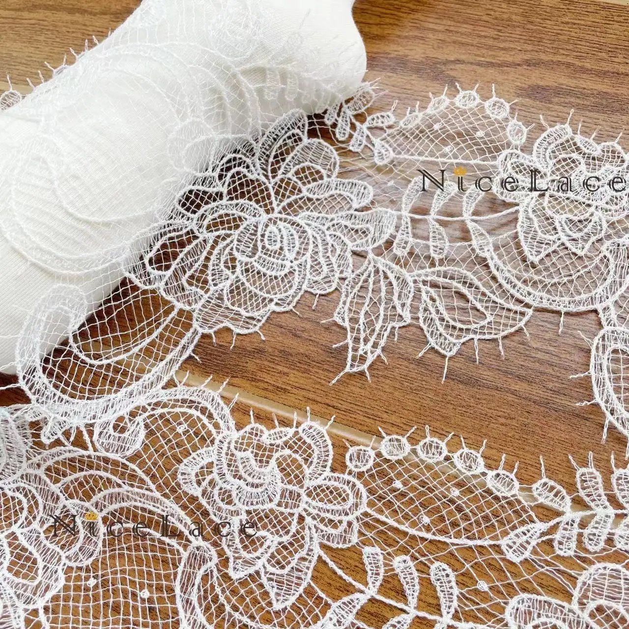 5Yard/Lot 17CM Flora Delicate High Quality Embroidered Guipure Lace Ribbon For Bridal Dresses Head Veils Garments Accessories
5Yard/Lot 17CM Flora Delicate High Quality Embroidered Guipure Lace Ribbon For Bridal Dresses Head Veils Garments Accessories