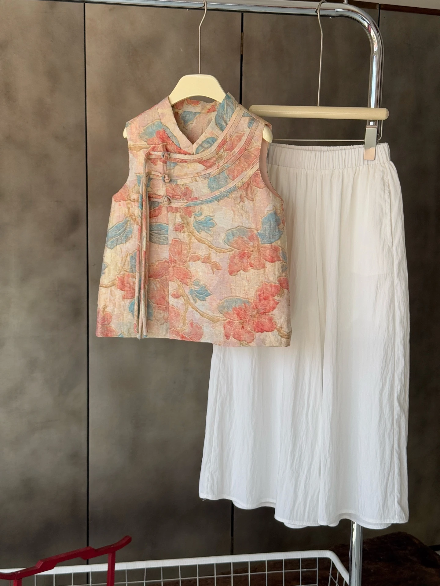 Girls Hanfu Vest Summer New Style Floral National Style High-End Feeling Chinese New Style Stand Collar Top Children's Clothing
Girls Hanfu Vest Summer New Style Floral National Style High-End Feeling Chinese New Style Stand Collar Top Children's Clothing