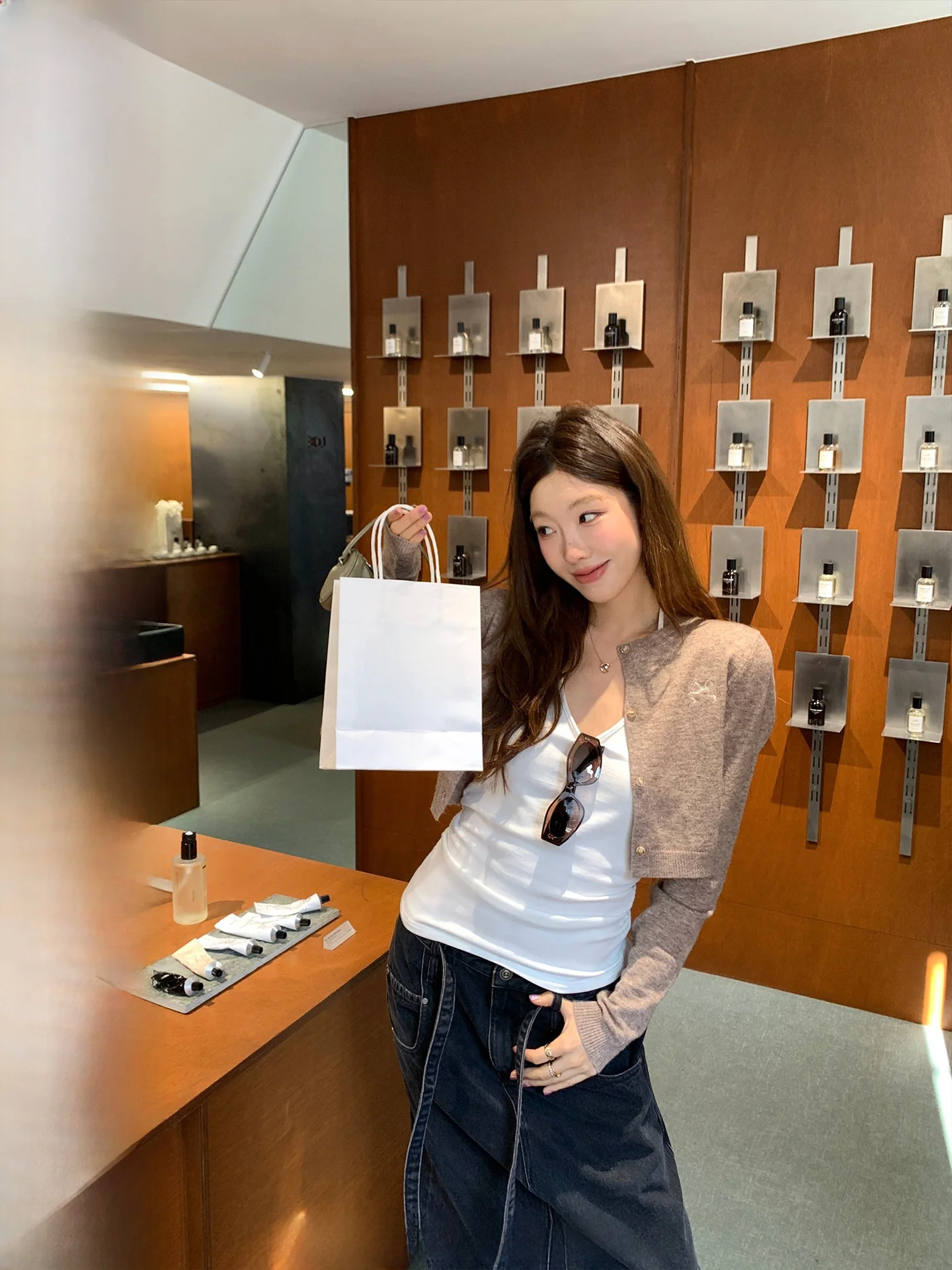 Комплект из двух предметов: вязаный шерстяной кардиган Ranwear Wed 35 с вышивкой и открытой застежкой, а также женский повседневный топ с цветными вставками.
Комплект из двух предметов: вязаный шерстяной кардиган Ranwear Wed 35 с вышивкой и открытой застежкой, а также женский повседневный топ с цветными вставками.