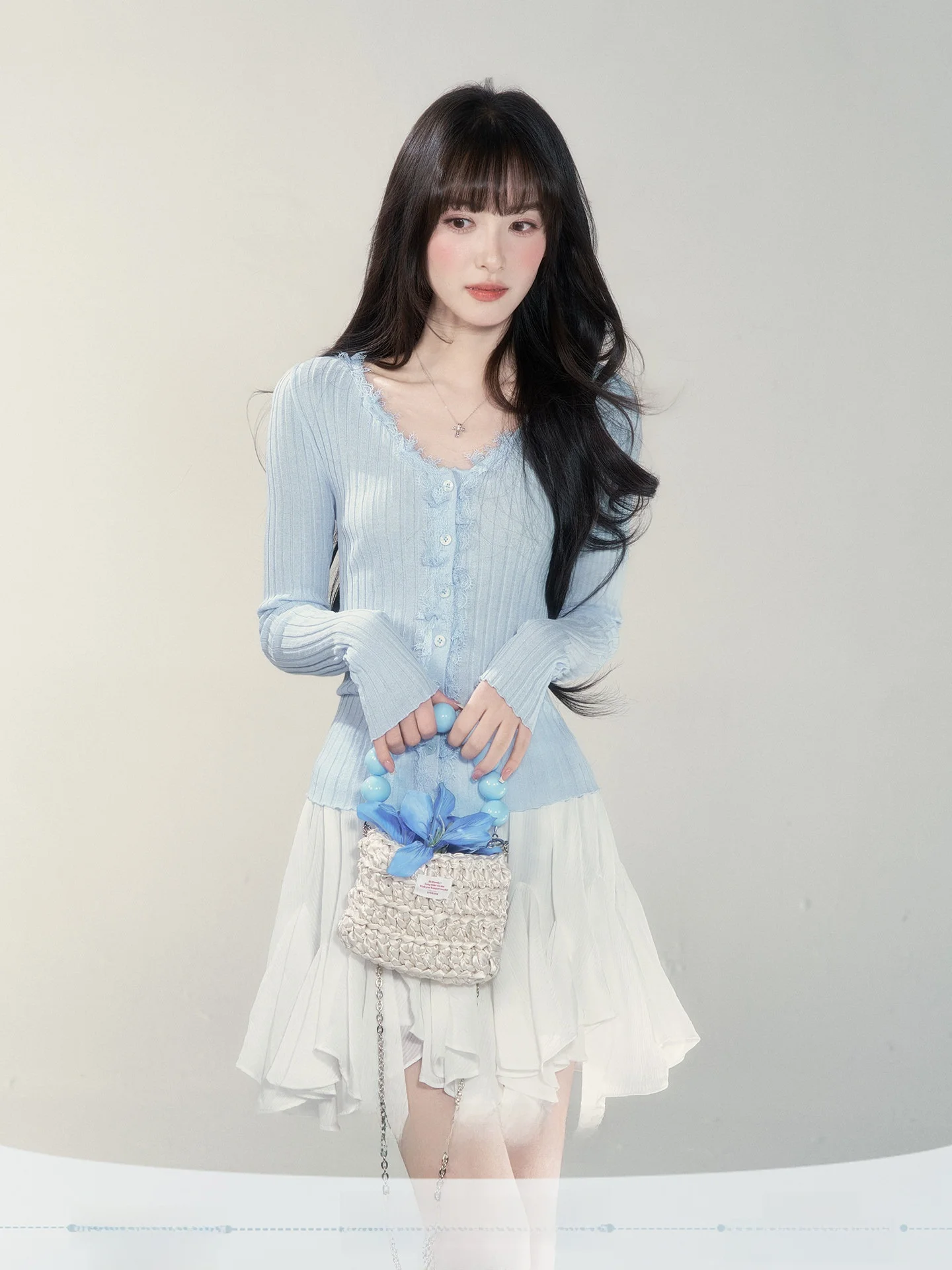 Blue V-Neck Knitted Slim Fit Women's Top Fashionable High-End Feelings Small Wild Berries Women's Fashion Spring 2026 New Arr...
Blue V-Neck Knitted Slim Fit Women's Top Fashionable High-End Feelings Small Wild Berries Women's Fashion Spring 2026 New Arr...