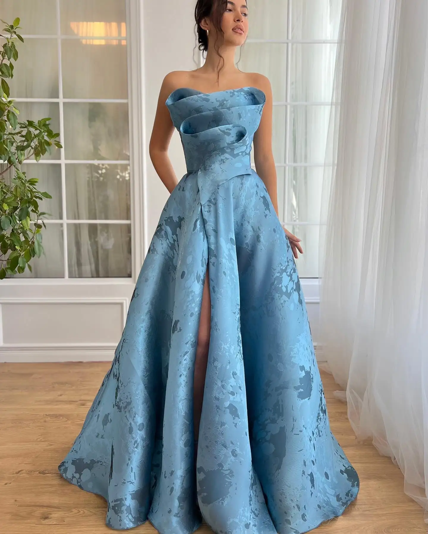 Customized Classic Satin A-Line Scalloped Evening Dress Front Slit Floor Length Lace Up Back Sleeveless Panel Train Fashion
Customized Classic Satin A-Line Scalloped Evening Dress Front Slit Floor Length Lace Up Back Sleeveless Panel Train Fashion