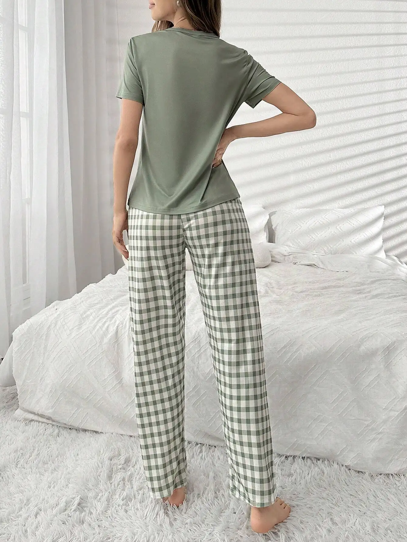 Bear Print Short Sleeve Top And Grid Pants Pajama Set For Women
Bear Print Short Sleeve Top And Grid Pants Pajama Set For Women