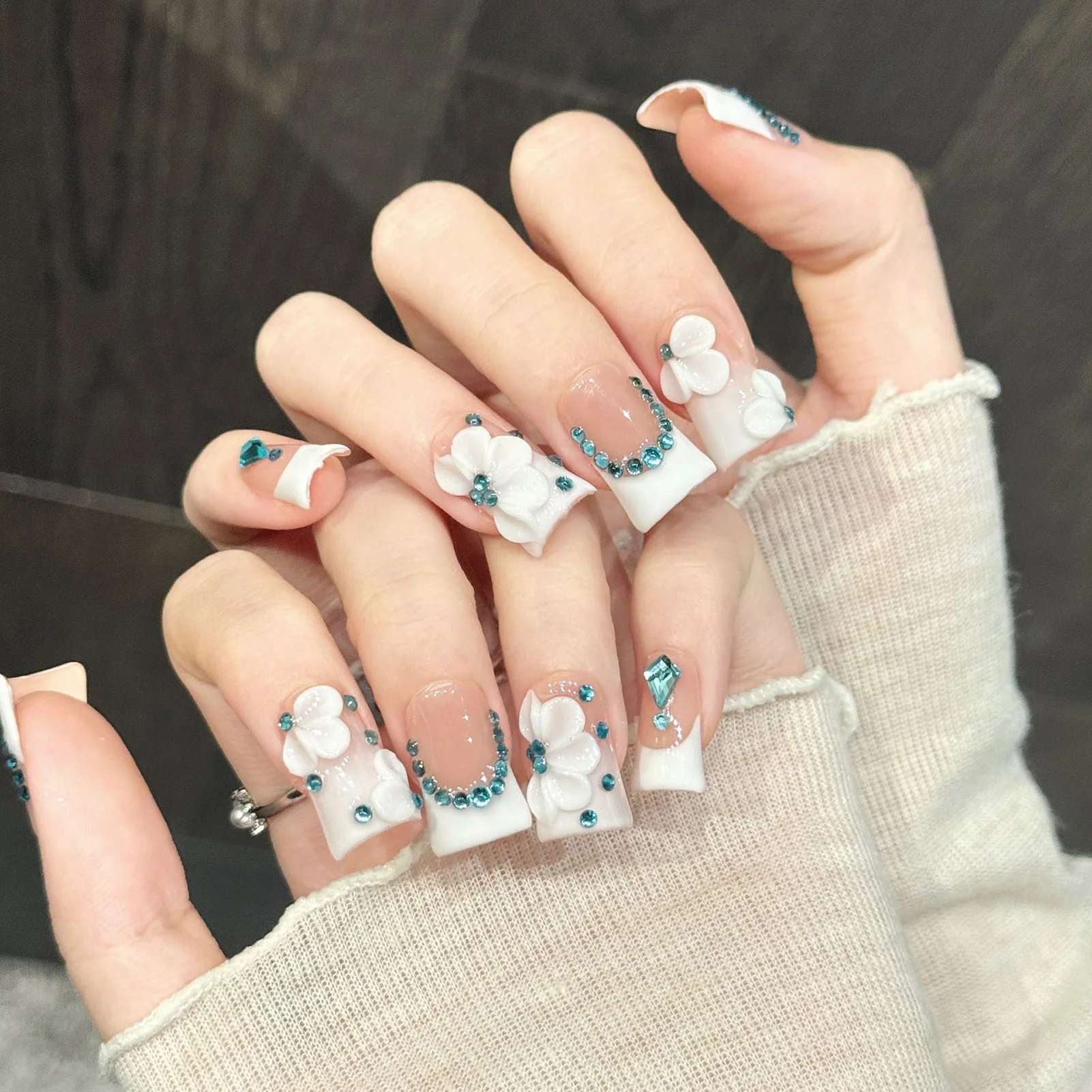 10pcs Duckbill False Nails Handmade Lake Blue Rhinestone Press On Nails 3D Flower Decor Wearable Retro French Fake Manicure Art
10pcs Duckbill False Nails Handmade Lake Blue Rhinestone Press On Nails 3D Flower Decor Wearable Retro French Fake Manicure Art