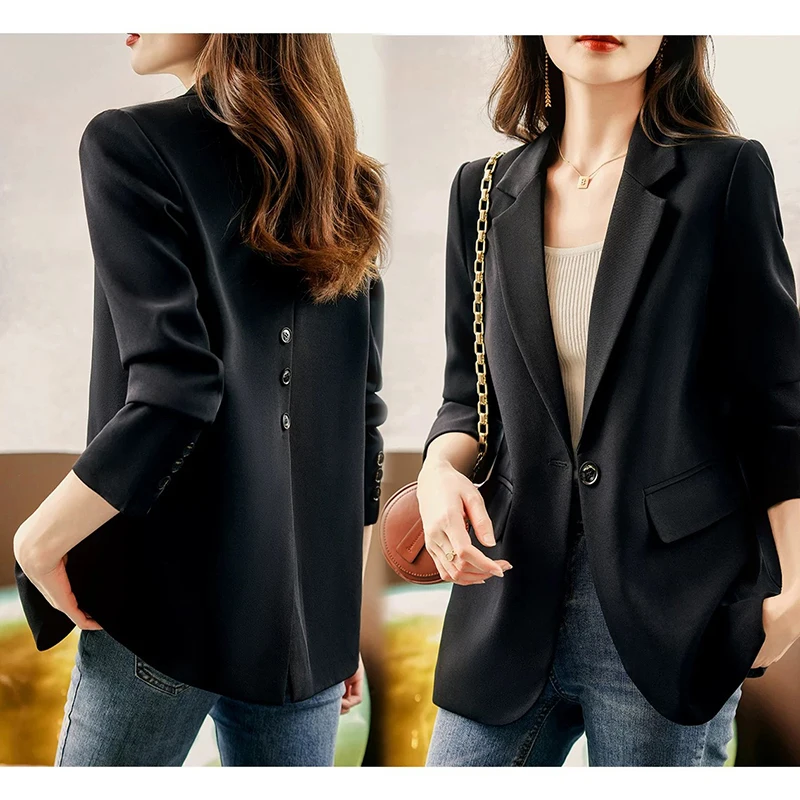 Элегантный женский приталенный пиджак-блейзер в классическую клетку с лацканами и застежкой на одну пуговицу
Элегантный женский приталенный пиджак-блейзер в классическую клетку с лацканами и застежкой на одну пуговицу