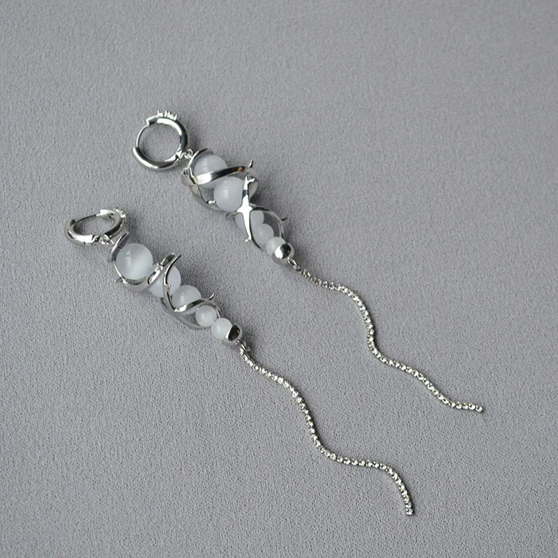 Star's Same Niche Design Cold Style Glass Cat Eye Spiral Thorn Zircon Flash Stone Little Circle Long Tassel Earrings for Women
Star's Same Niche Design Cold Style Glass Cat Eye Spiral Thorn Zircon Flash Stone Little Circle Long Tassel Earrings for Women