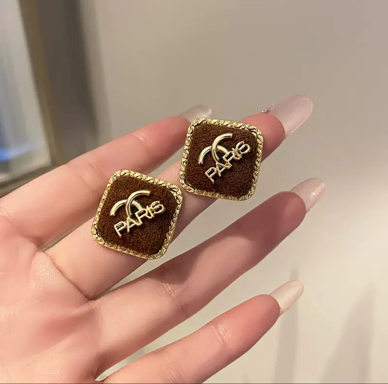 2.5 * 2.5 cm retro luxurious design square earrings fashionable and high-end, suitable for daily commuting, simple earrings
2.5 * 2.5 cm retro luxurious design square earrings fashionable and high-end, suitable for daily commuting, simple earrings
