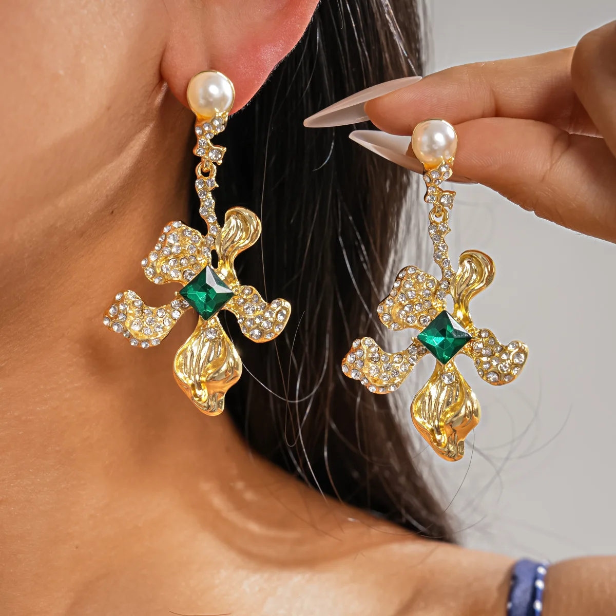 Vintage Rhinestone Bow Earrings – Baroque Faux Pearl & Emerald Drop Earrings for Women, Luxury Bridal Statement Jewelry
Vintage Rhinestone Bow Earrings – Baroque Faux Pearl & Emerald Drop Earrings for Women, Luxury Bridal Statement Jewelry