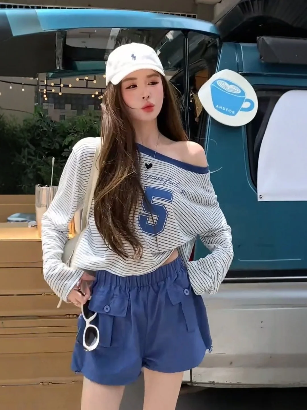 Summer New Women's Thin Shoulder Bared Stripe Print Long Sleeve T-Shirt Blue Elastic Waist Work Short Pants Set Fashionable T...
Summer New Women's Thin Shoulder Bared Stripe Print Long Sleeve T-Shirt Blue Elastic Waist Work Short Pants Set Fashionable T...