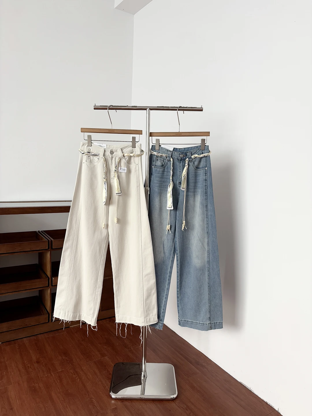 High Waist Wide Leg Straight Cut Jeans Women's Summer Loose Fitting Chic Frayed Hem Floor Length Trousers Korean Style
High Waist Wide Leg Straight Cut Jeans Women's Summer Loose Fitting Chic Frayed Hem Floor Length Trousers Korean Style