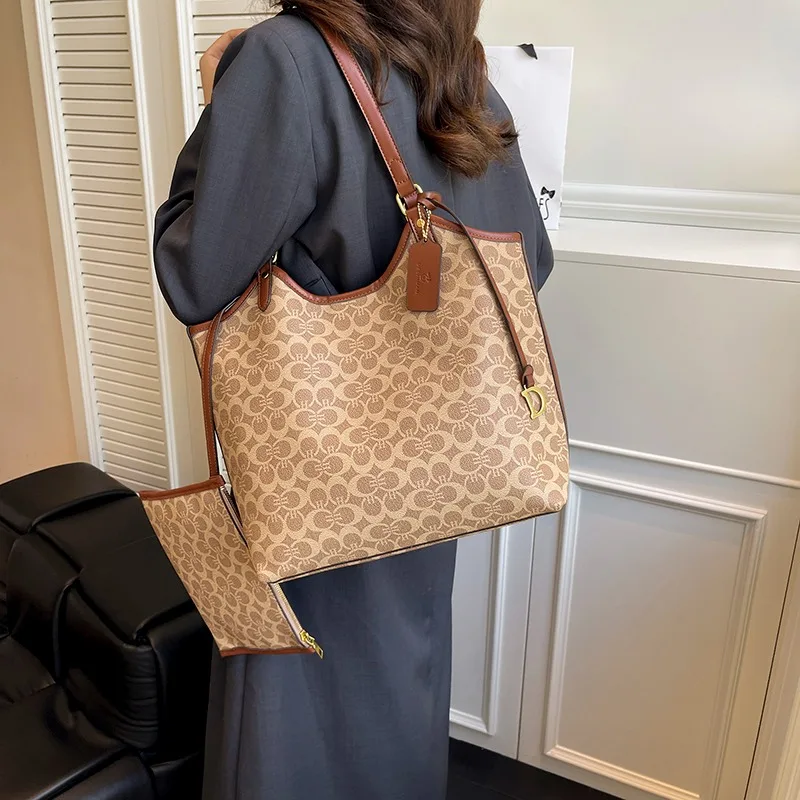 Классическая женская сумка через плечо из высококачественной кожи роскошного бренда с известным дизайнерским стилем
Классическая женская сумка через плечо из высококачественной кожи роскошного бренда с известным дизайнерским стилем