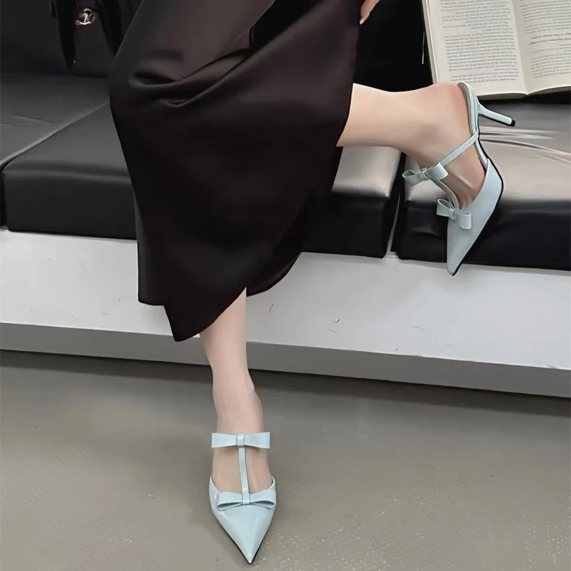 2025 Spring New Pointed Stiletto Temperament Slim Fashion Sexy Bao Head Back with Women's Shoes
2025 Spring New Pointed Stiletto Temperament Slim Fashion Sexy Bao Head Back with Women's Shoes