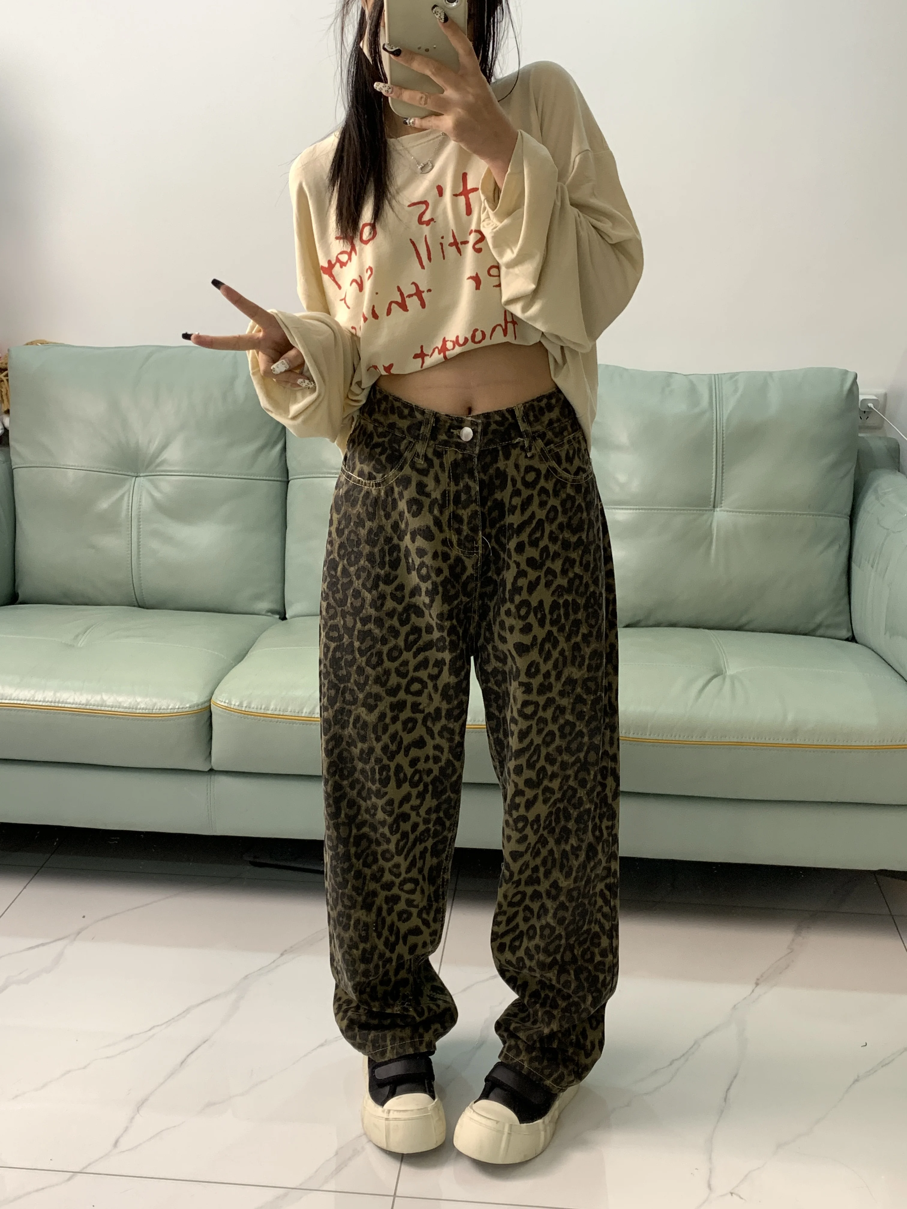 Женские джинсы с леопардовым принтом, ретро-дизайн, нишевые свободные повседневные широкие брюки прямого кроя 
Женские джинсы с леопардовым принтом, ретро-дизайн, нишевые свободные повседневные широкие брюки прямого кроя