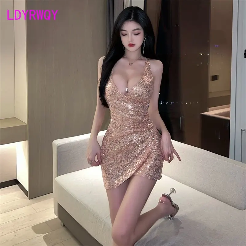 New French sexy sequin V-neck strapless cross irregular slim dress for women in spring and summer 2023
New French sexy sequin V-neck strapless cross irregular slim dress for women in spring and summer 2023