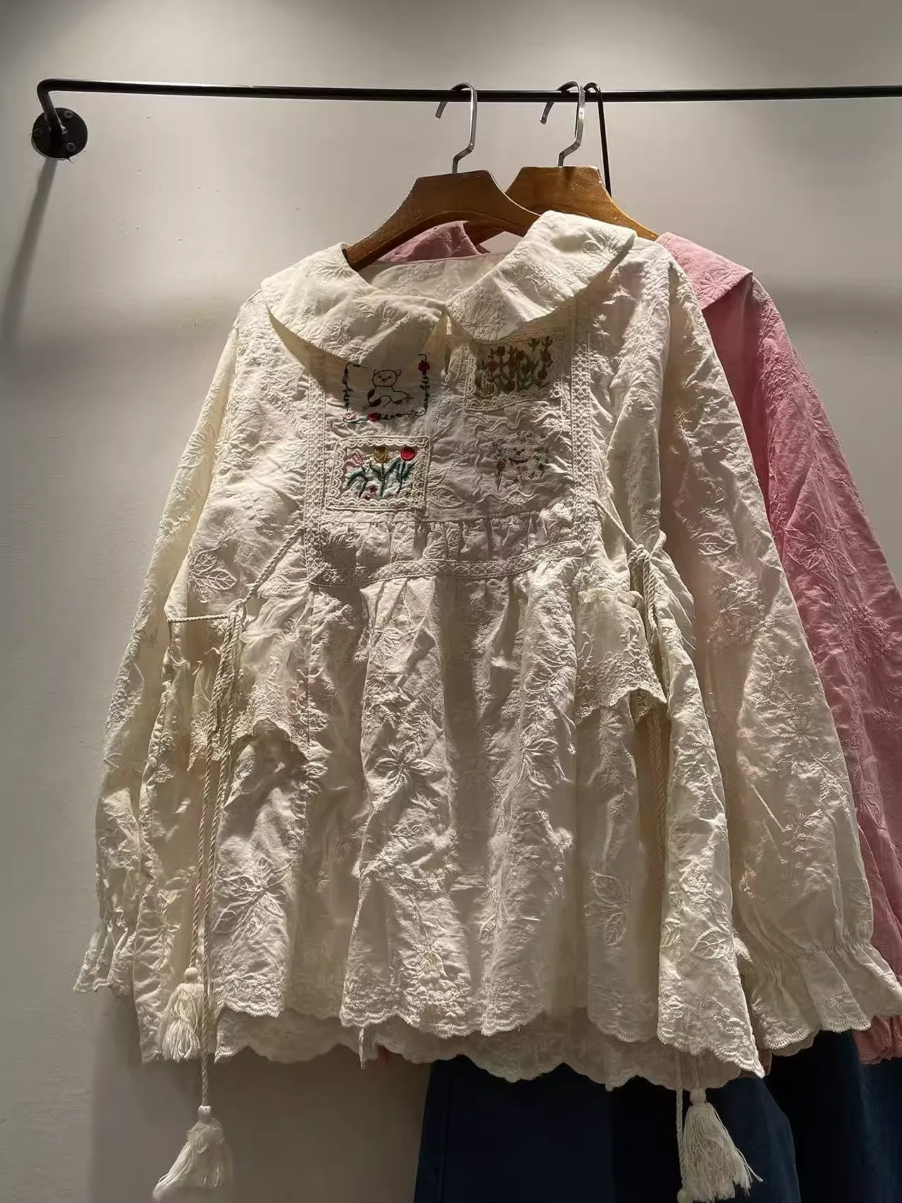 Sweet Lolita Clothing Japanese Mori Girl Autumn 100% Pure Cotton White Pink Blue Lace Patchwork Shirts and Blouses
Sweet Lolita Clothing Japanese Mori Girl Autumn 100% Pure Cotton White Pink Blue Lace Patchwork Shirts and Blouses
