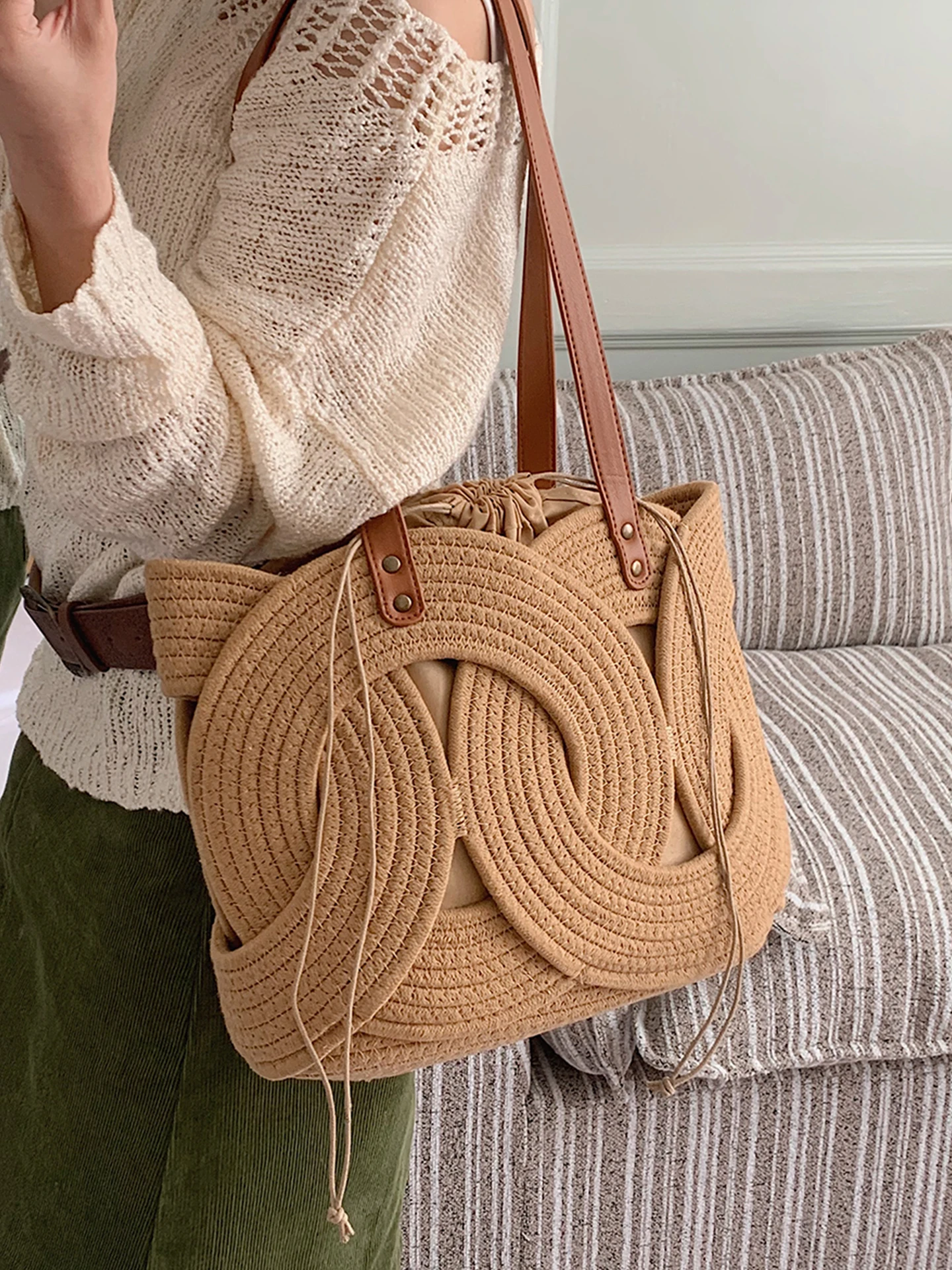 Trendy Woven Hollow out Shoulder Bag Large Capacity Tote Bucket Bag Women's Style Casual Simplicity for Holiday And Spring
Trendy Woven Hollow out Shoulder Bag Large Capacity Tote Bucket Bag Women's Style Casual Simplicity for Holiday And Spring
