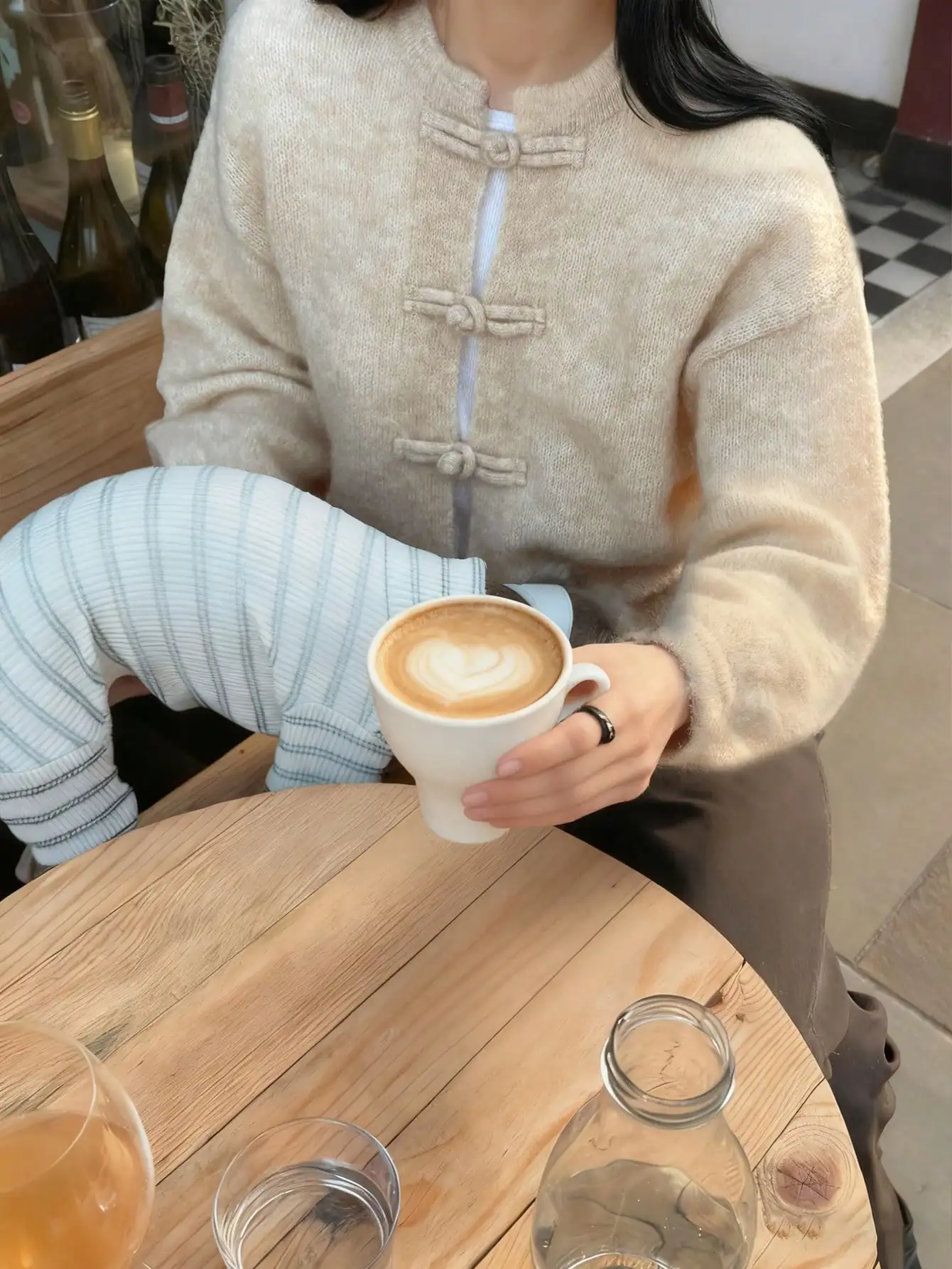 Элегантный женский вязаный кардиган с пуговицами в китайском стиле, круглый вырез, длинный рукав, однотонный цвет хаки, повседневный топ для осени и зимы
Элегантный женский вязаный кардиган с пуговицами в китайском стиле, круглый вырез, длинный рукав, однотонный цвет хаки, повседневный топ для осени и зимы