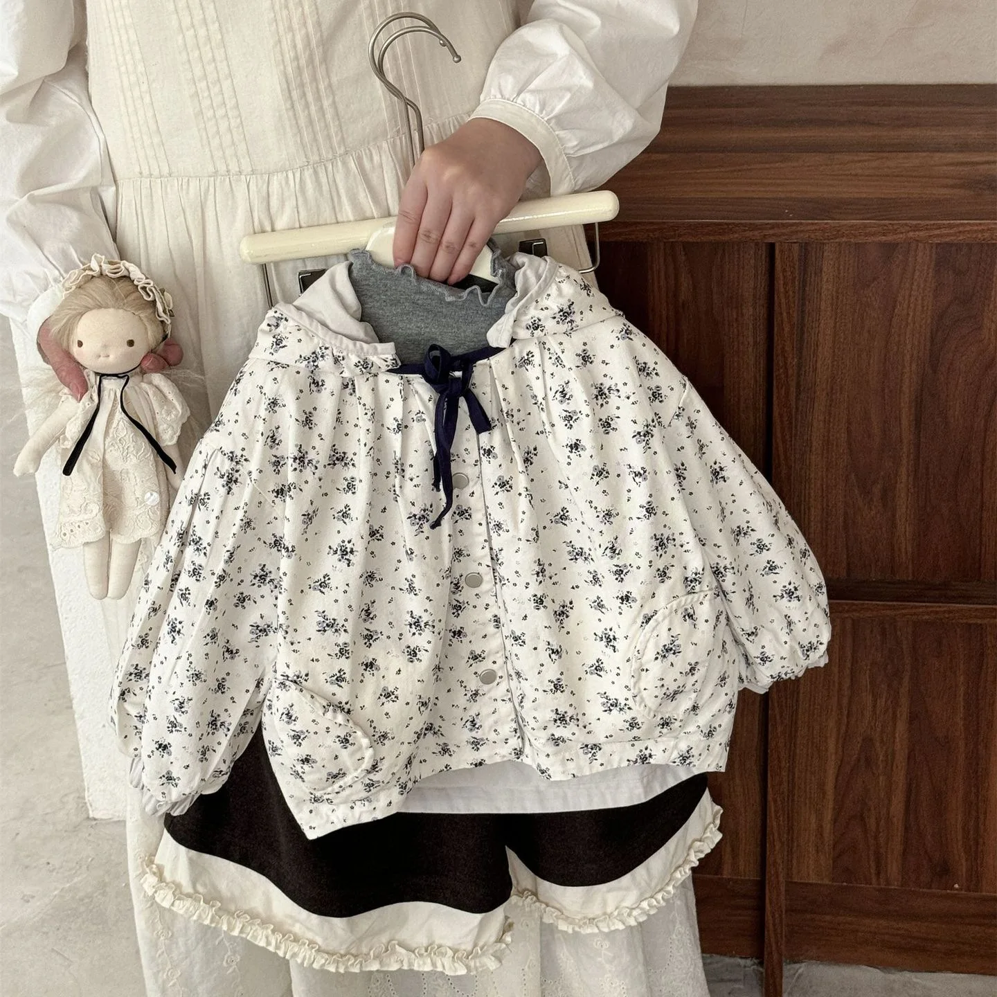 Children's coat 2025 autumn new Korean version wears loose foreign style small floral girls coat on both sides
Children's coat 2025 autumn new Korean version wears loose foreign style small floral girls coat on both sides