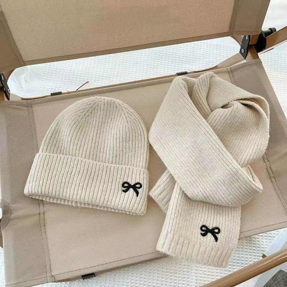 Новый комплект шарфа с бантом и вышивкой, теплая морозостойкая пуловерная шапка, ветрозащитная шапка для защиты ушей, осенне-зимние детские комплекты шарфов и шапок
Новый комплект шарфа с бантом и вышивкой, теплая морозостойкая пуловерная шапка, ветрозащитная шапка для защиты ушей, осенне-зимние детские комплекты шарфов и шапок