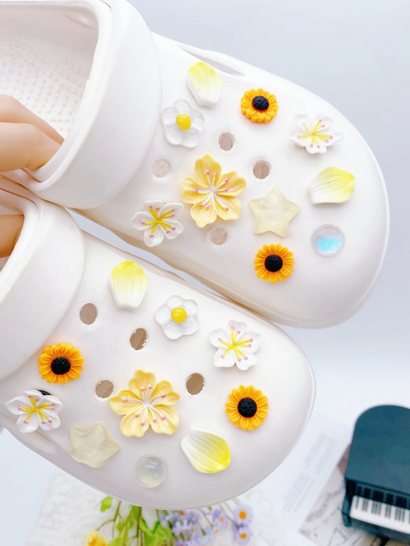 20 Pcs Trendy Yellow Flower Petal DIY Detachable Shoe Charms, Versatile Accessories for Garden Shoes & Sandals, Outdoor Shoe Dec
20 Pcs Trendy Yellow Flower Petal DIY Detachable Shoe Charms, Versatile Accessories for Garden Shoes & Sandals, Outdoor Shoe Dec