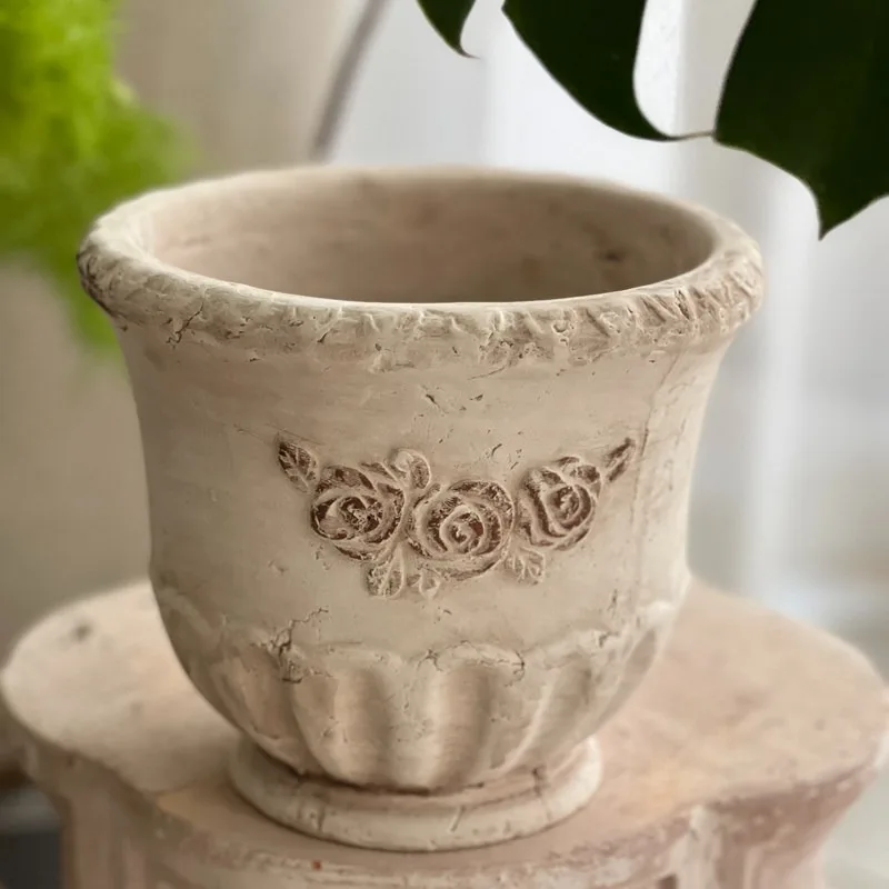 Handmade coarse pottery red pottery flower pot with feet rose pot breathable and water permeable retro home balcony planting Eur
Handmade coarse pottery red pottery flower pot with feet rose pot breathable and water permeable retro home balcony planting Eur