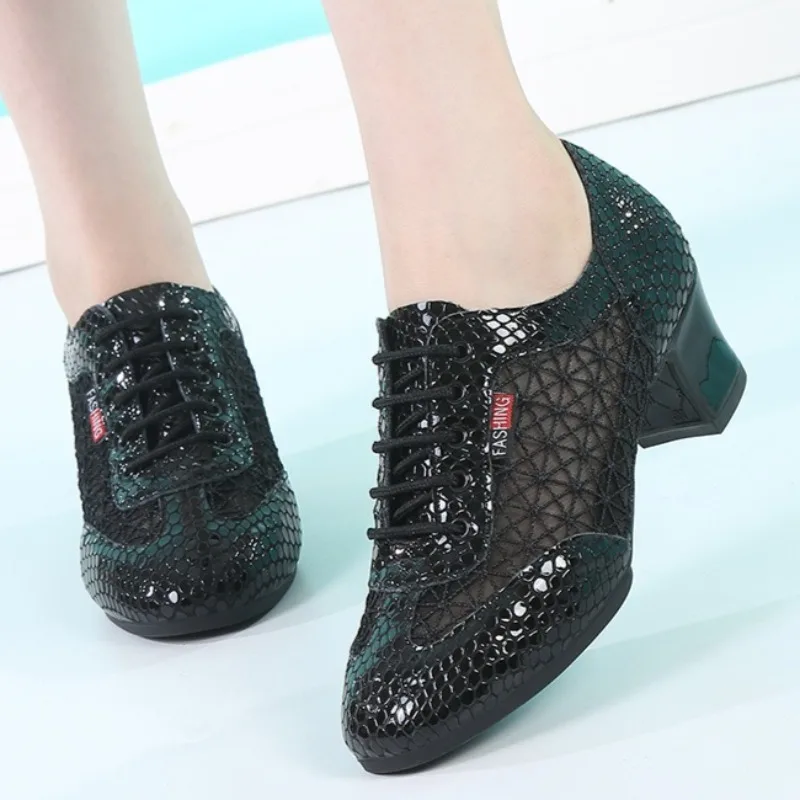 Танцевальная обувь из натуральной кожи для женщин и девочек, сандалии с кружевной сеткой для латинского балета, бальных танцев, танго, джаза, сальсы
Танцевальная обувь из натуральной кожи для женщин и девочек, сандалии с кружевной сеткой для латинского балета, бальных танцев, танго, джаза, сальсы