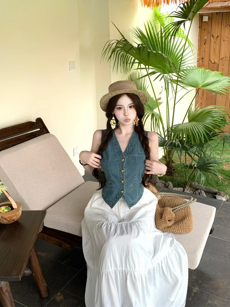Fashionable Kumikumi Denim V-neck Tank Top And High-waist Skirt Two-piece Set for Women Short Sleeve Summer Outfit
Fashionable Kumikumi Denim V-neck Tank Top And High-waist Skirt Two-piece Set for Women Short Sleeve Summer Outfit