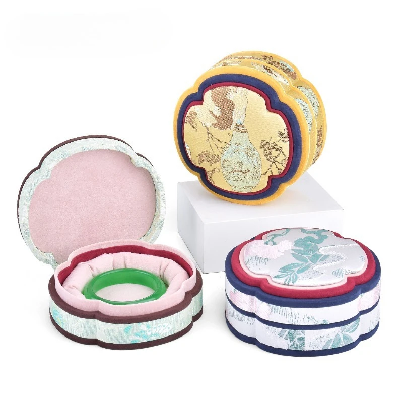 Embroidery Bracelet Box Retro Luxury Pendant Storage Boxes Exhibitor Counter Jewelry Display Case Organizer Packaging Jewellery
Embroidery Bracelet Box Retro Luxury Pendant Storage Boxes Exhibitor Counter Jewelry Display Case Organizer Packaging Jewellery