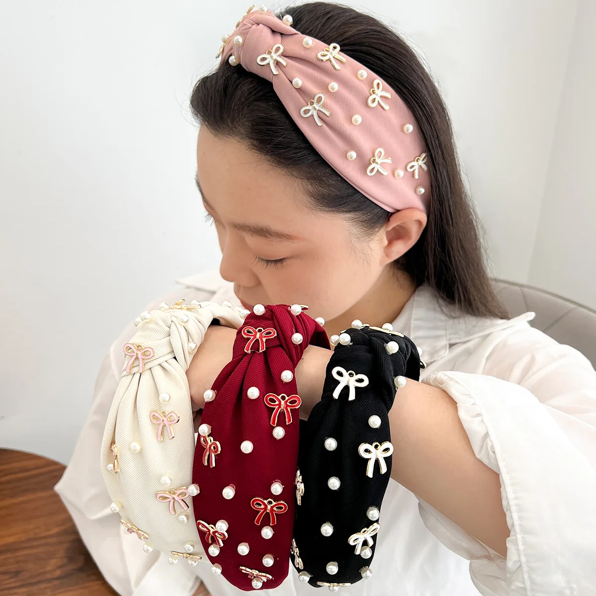 European and American Fashion Fabric Knotted Wide Edge Simple Beaded Bow Headband Sweet Hair Accessory
European and American Fashion Fabric Knotted Wide Edge Simple Beaded Bow Headband Sweet Hair Accessory