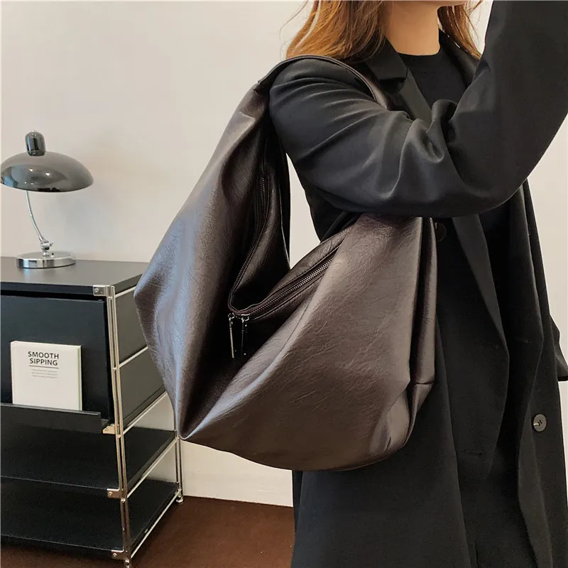 Autumn and Winter Vintage Women's Bag Large Capacity Soft Shoulder Bag Solid Color Simple Casual Commuter Bag Retro Handbags
Autumn and Winter Vintage Women's Bag Large Capacity Soft Shoulder Bag Solid Color Simple Casual Commuter Bag Retro Handbags