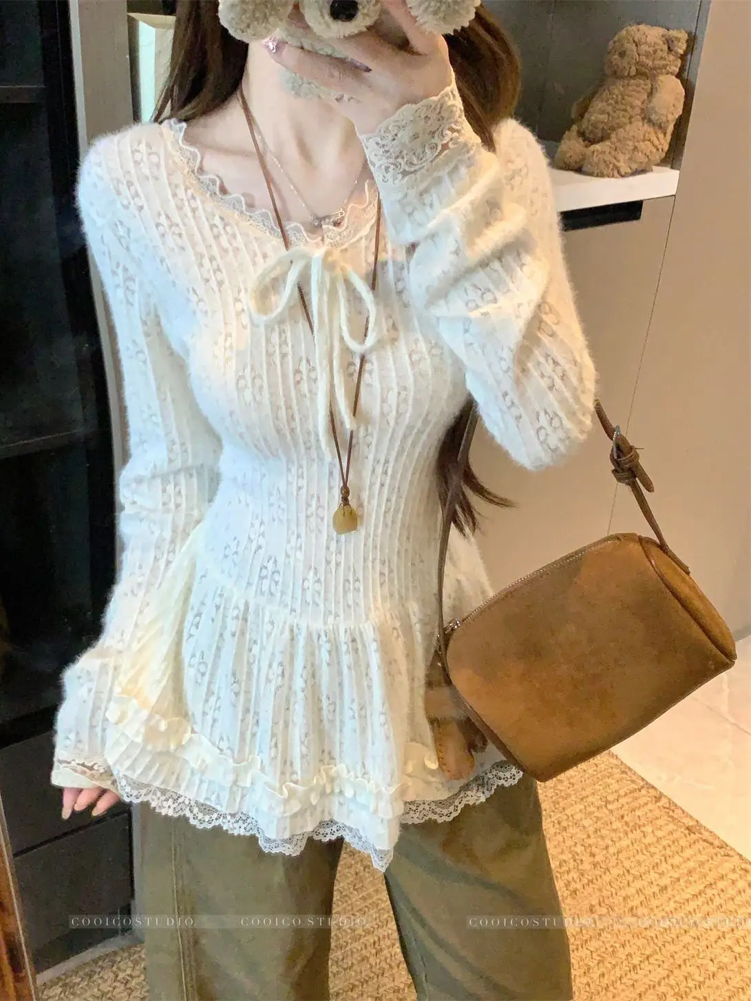 Элегантная женская облегающая футболка с длинным рукавом, V-образным вырезом и бантом, из флиса, в корейском стиле, однотонная, для осени и зимы
Элегантная женская облегающая футболка с длинным рукавом, V-образным вырезом и бантом, из флиса, в корейском стиле, однотонная, для осени и зимы