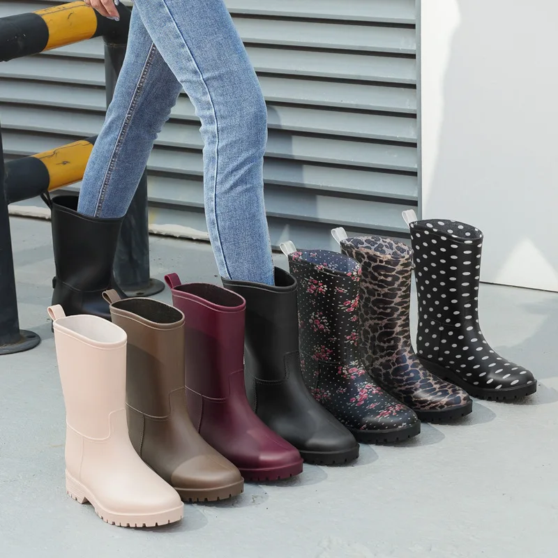 Anti-Slip Women's Rain Boots Leopard Print Mid-Calf Polka Dot Waterproof Shoe Classic round Dot Pattern Fashionable PVC Material
Anti-Slip Women's Rain Boots Leopard Print Mid-Calf Polka Dot Waterproof Shoe Classic round Dot Pattern Fashionable PVC Material