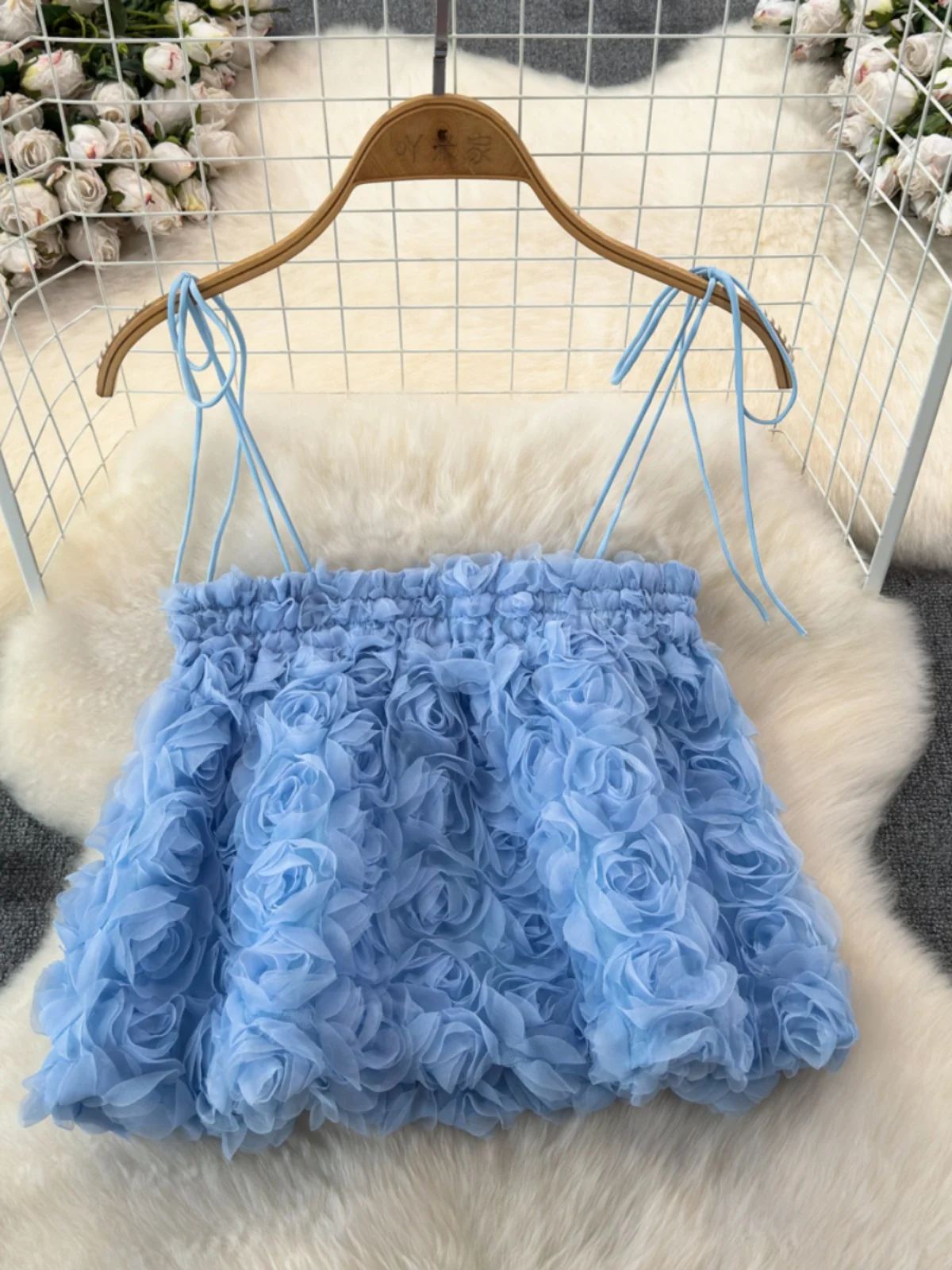 Женская летняя майка с цветочным кружевом и розами, новинка 2025 года, корейский дизайн, сексуальная, с V-образным вырезом, для ношения под одеждой
Женская летняя майка с цветочным кружевом и розами, новинка 2025 года, корейский дизайн, сексуальная, с V-образным вырезом, для ношения под одеждой