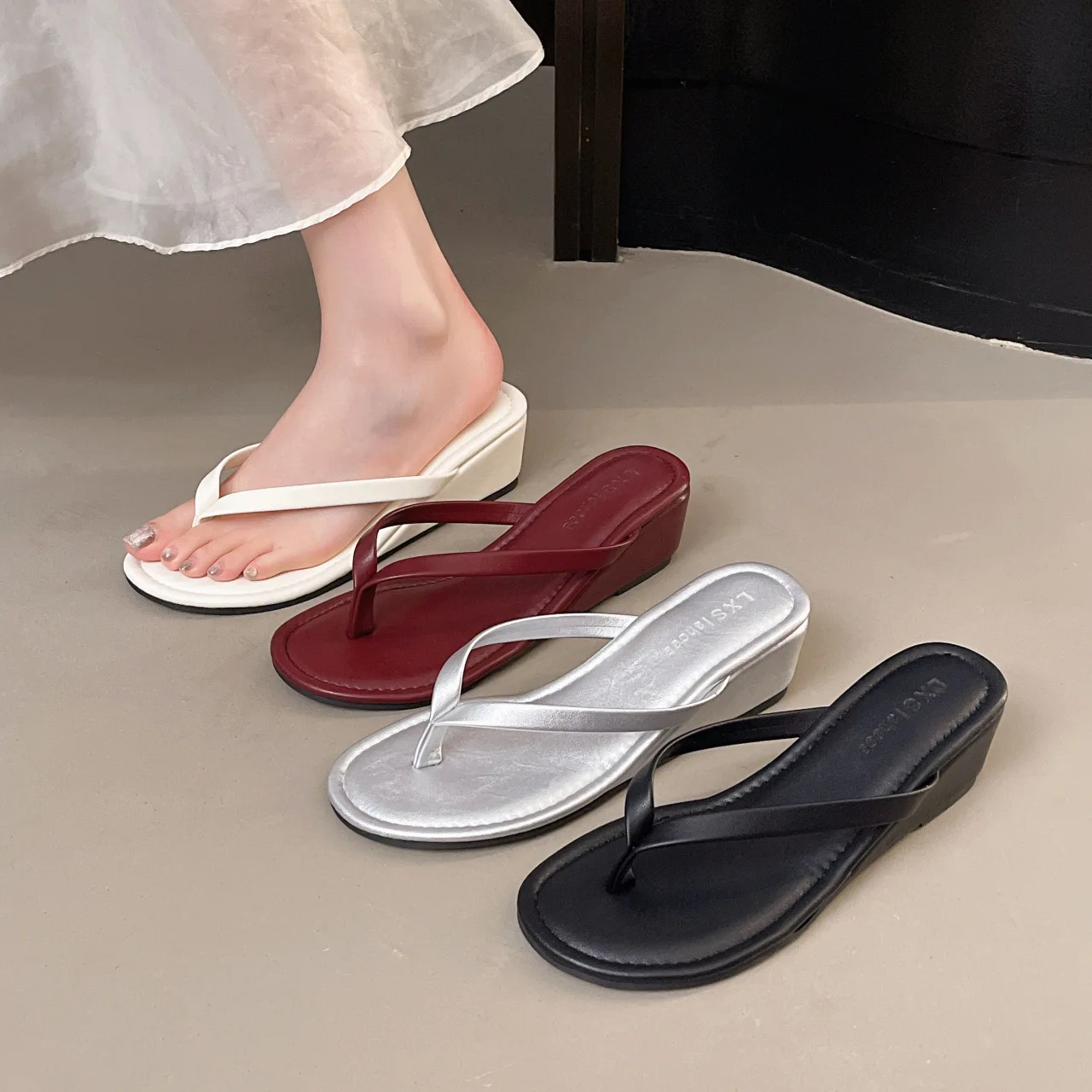 New Spring/Summer/Thick Bottom women slippers candy-colored beach sandals outdoor fashion ladies flip flops
New Spring/Summer/Thick Bottom women slippers candy-colored beach sandals outdoor fashion ladies flip flops