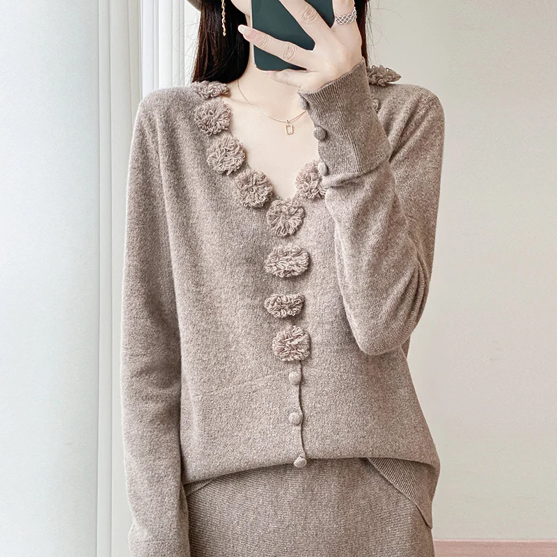Осень и зима, новый высококачественный темпераментный женский v-образный вырез, 100% чистая шерсть, вязаный крючком милый свитер, нижняя рубашка
Осень и зима, новый высококачественный темпераментный женский v-образный вырез, 100% чистая шерсть, вязаный крючком милый свитер, нижняя рубашка